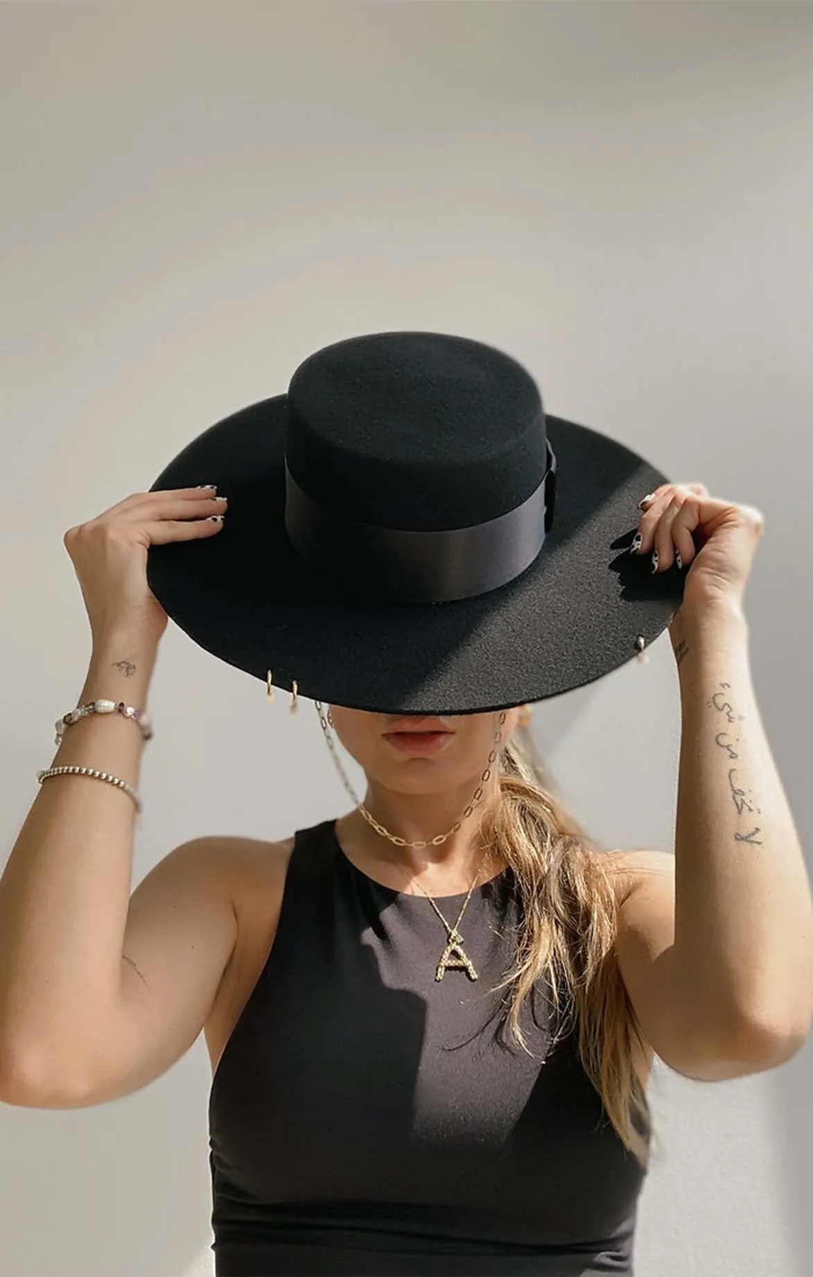 Black Wool Felt Hat With Gold-plated Chain